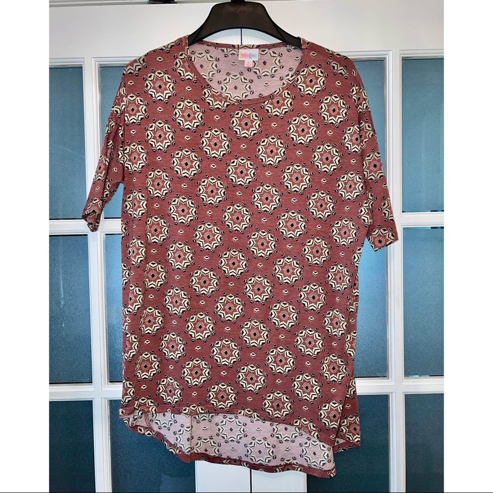 ✨EUC✨ LULAROE SHORT SLEEVE “IRMA” HI-LO SHIRT 🍂🍁